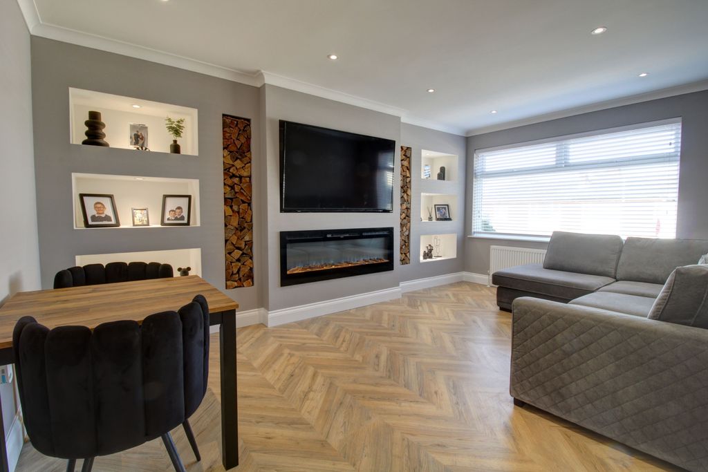 Property photo 2 of 17 Lounge