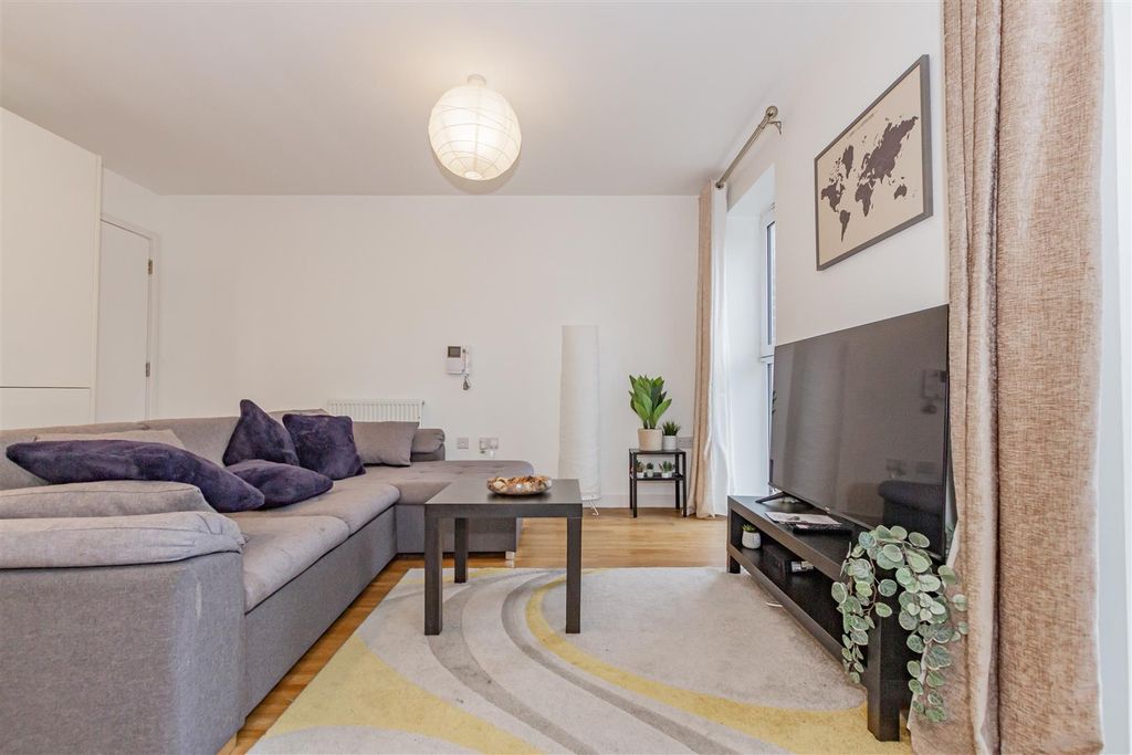 Property photo 3 of 13 Lounge