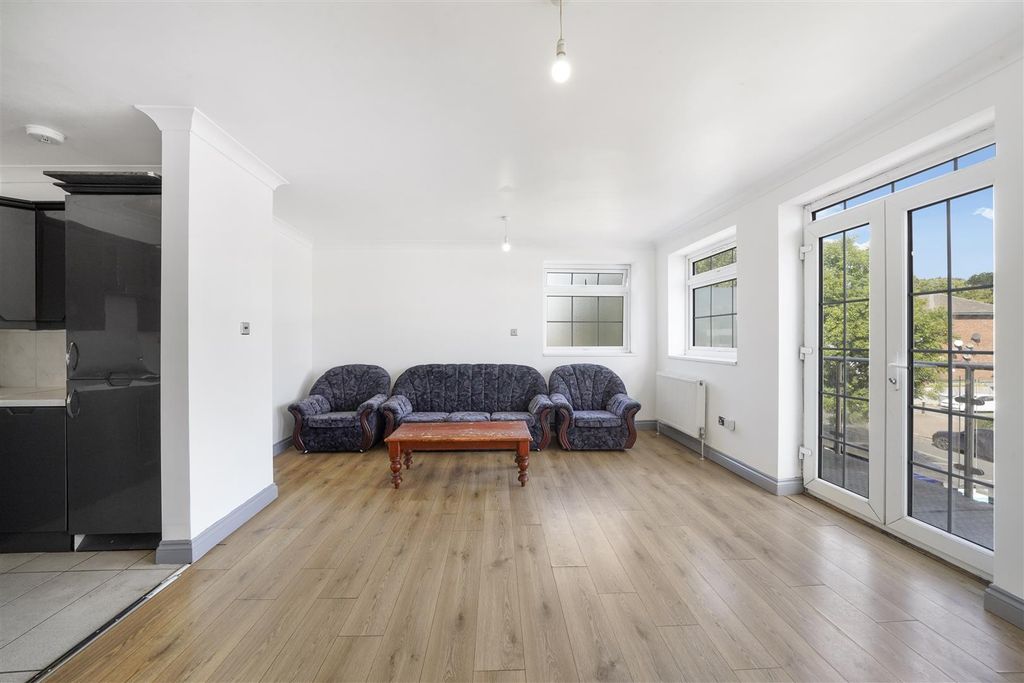 Property photo 3 of 14 Flat 5 967 Harrow Road Wembley Ha0 2Sf - 004.Jpg