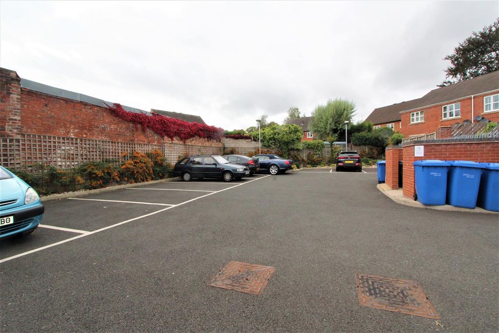 Property photo 2 of 7 9. Courtyard.Jpg