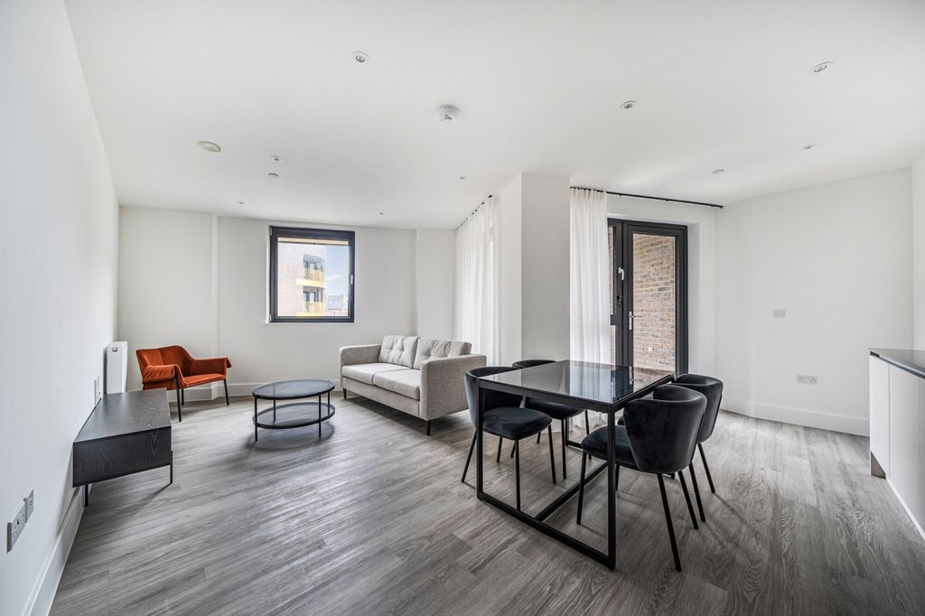 Property photo 1 of 13 -69B27Ccec7383-l-...