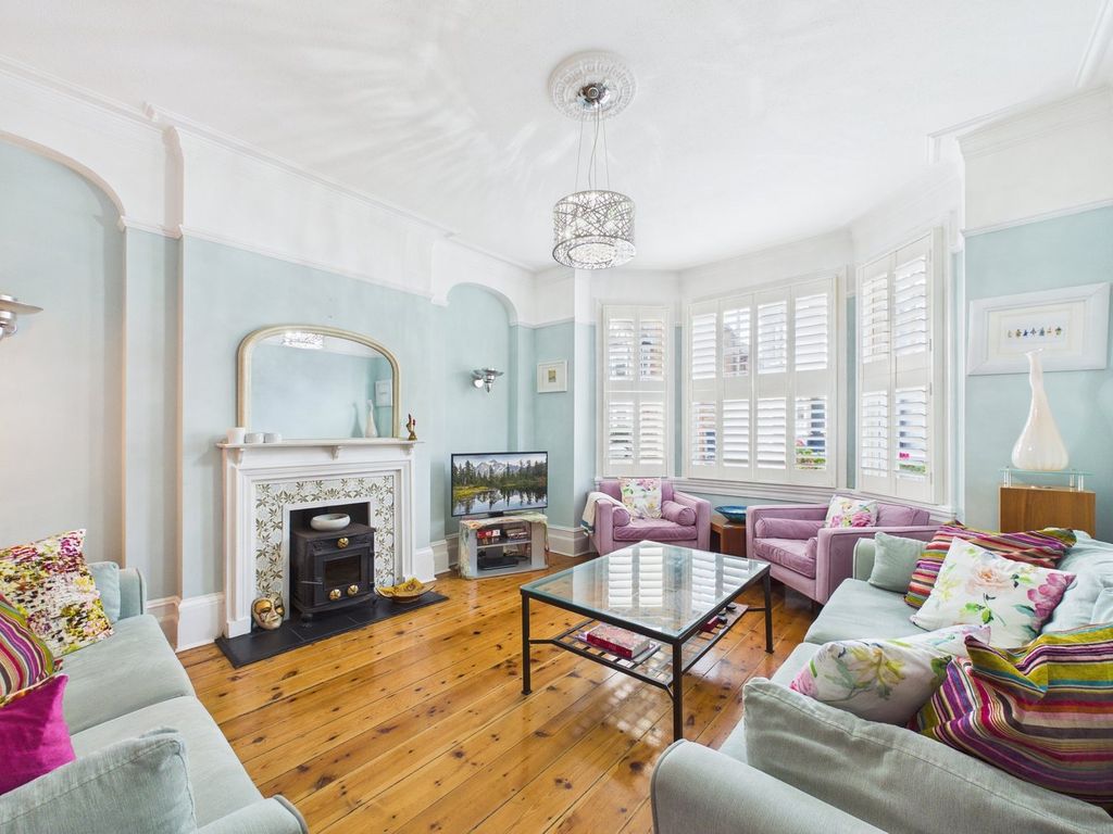 Property photo 2 of 33