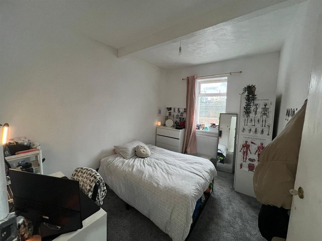 Property photo 1 of 6 Bright Bedroom With Double Bed And Desk Space...