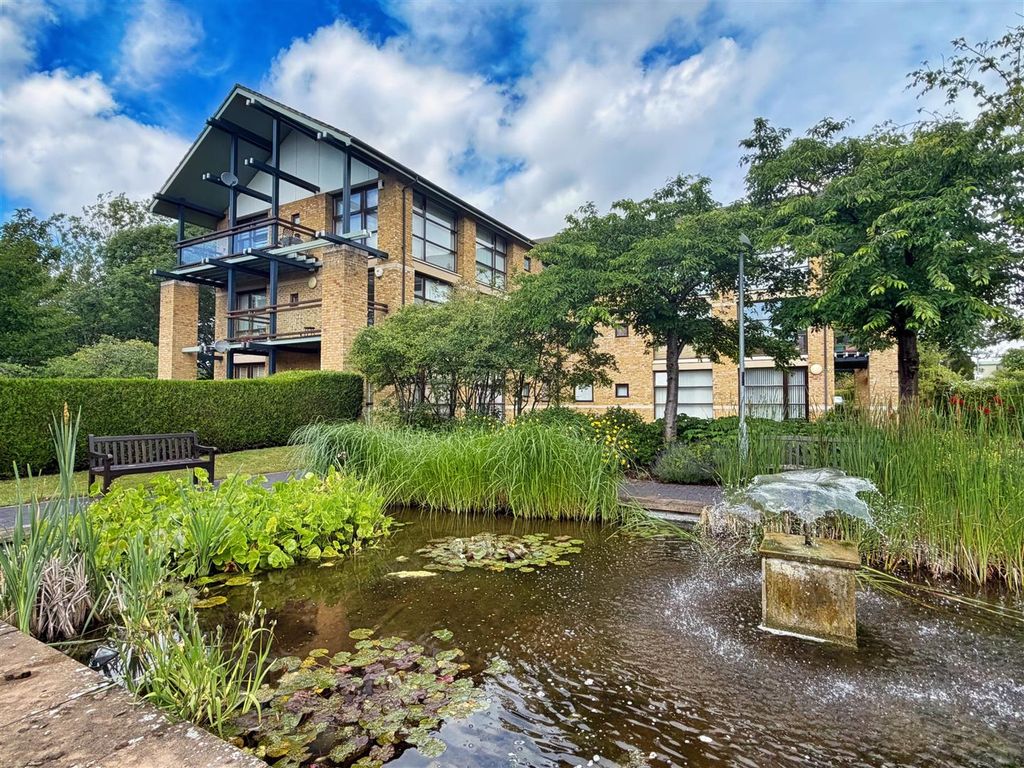 Property photo 1 of 10 Apartment Block