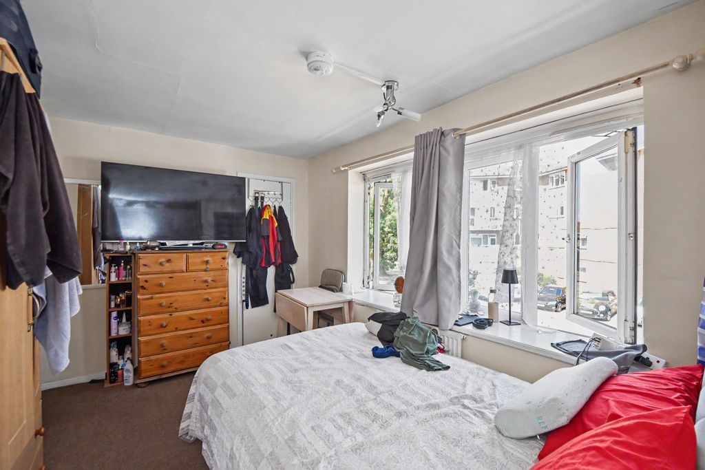 Property photo 3 of 18 52 Danbury Down, Basildon, Ss14 2Sw
