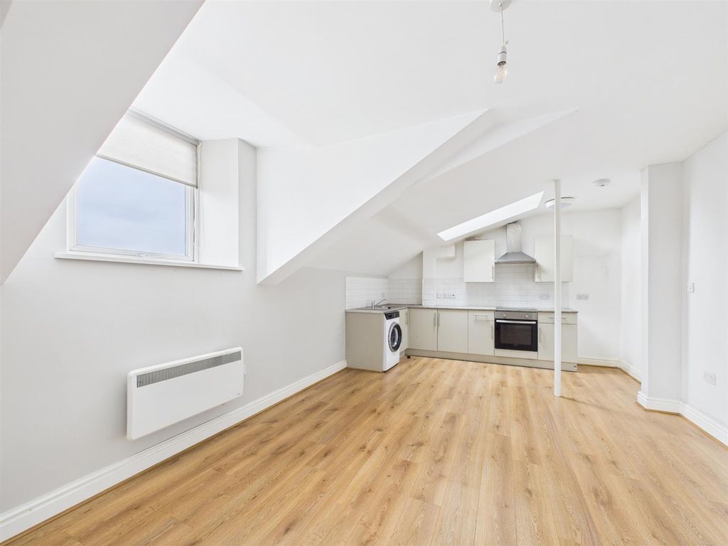 Property photo 3 of 10 Cam03604G0-Pr0162-Still007.Jpg