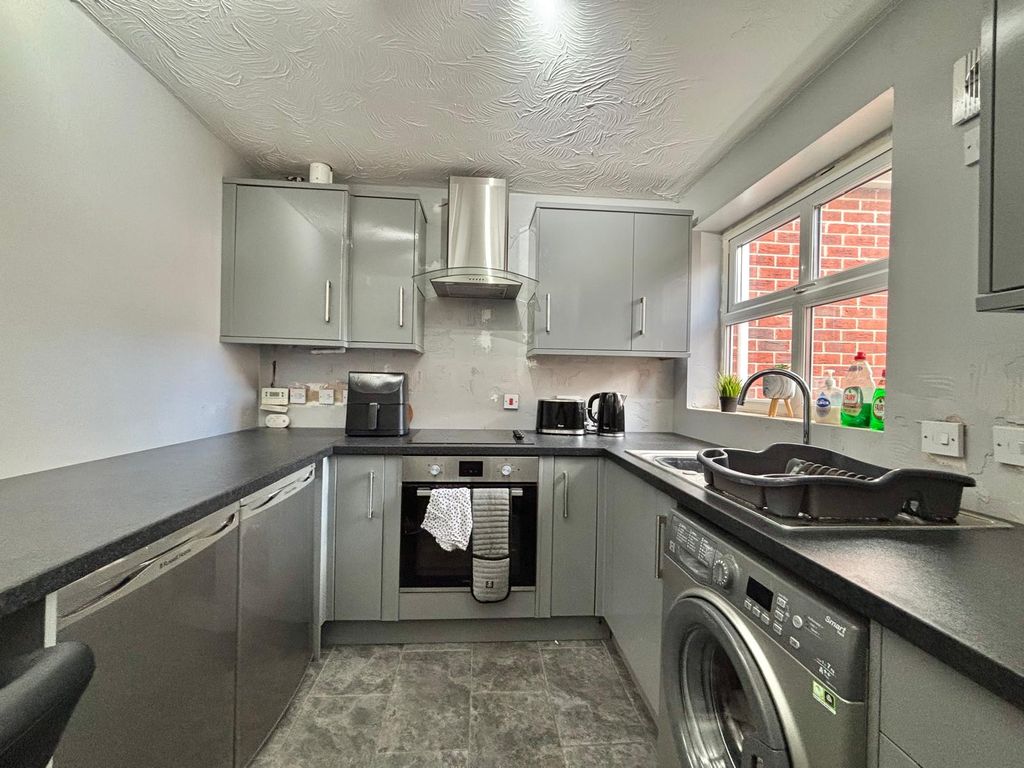 Property photo 3 of 11 Kitchen