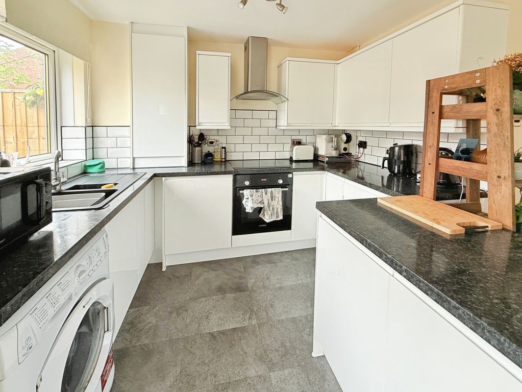 Property photo 2 of 7 Kitchen