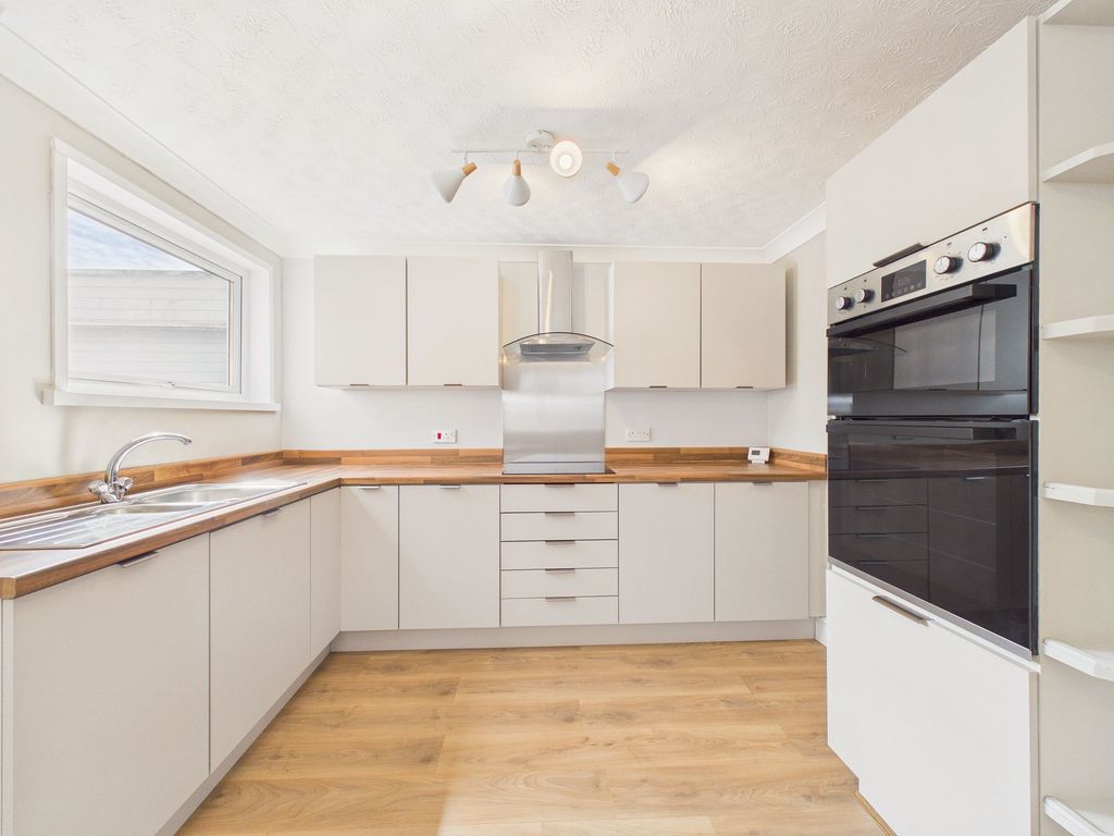 Property photo 2 of 12 Dining Kitchen