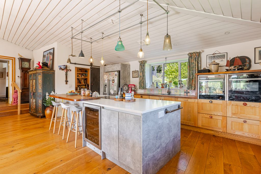 Property photo 2 of 32 A28 - Cuckoo Down Farm West Hill - 250923