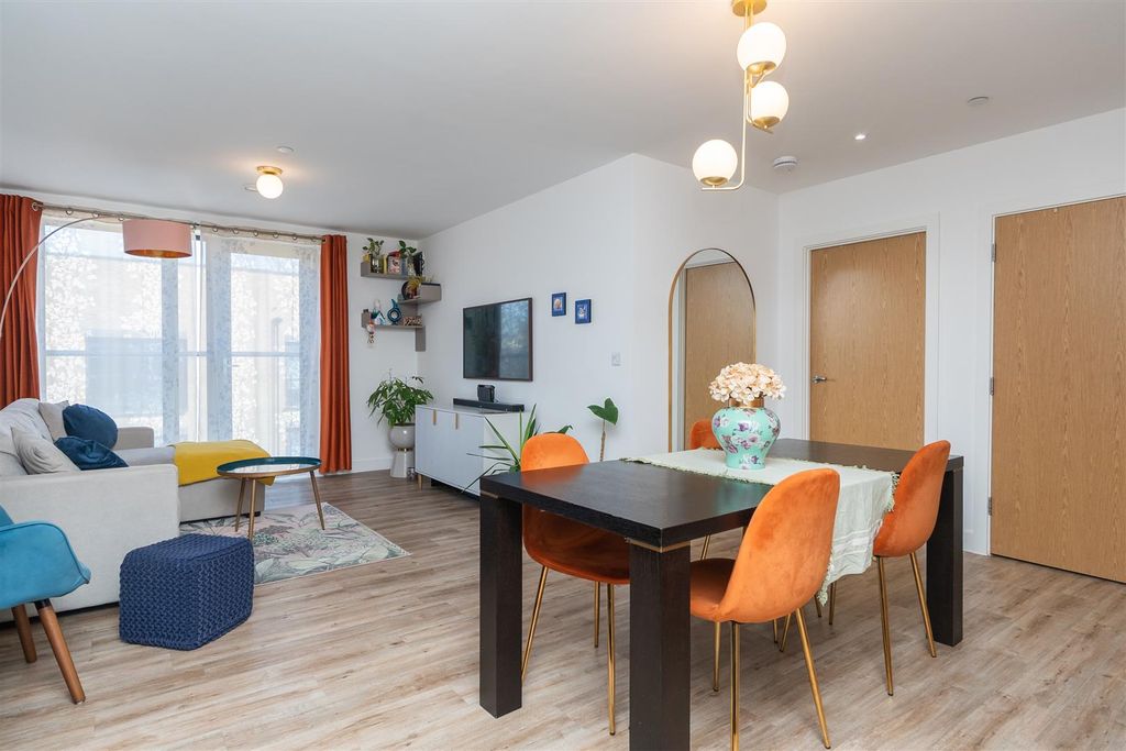 Property photo 2 of 20 310-Beckford-House-Bs1-3Fd-17.Jpg