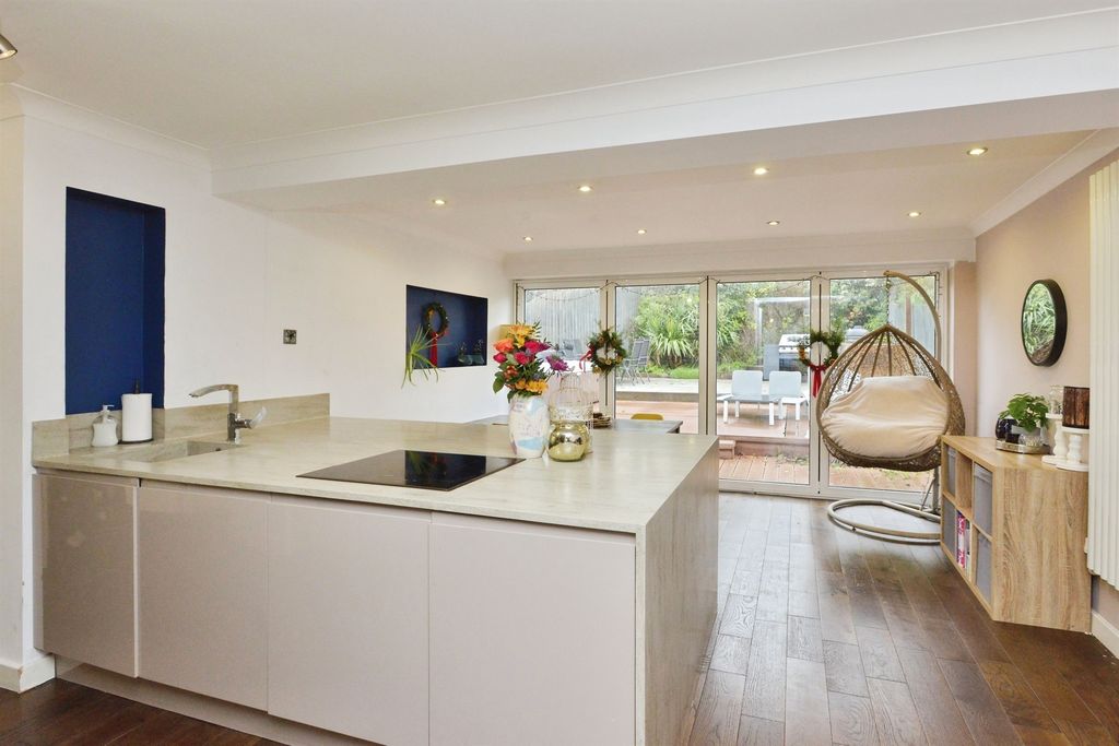 Property photo 2 of 21