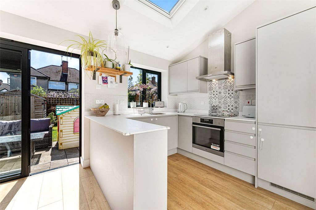 Property photo 2 of 18 Picture No. 11