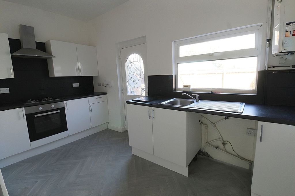 Property photo 3 of 7 Kitchen