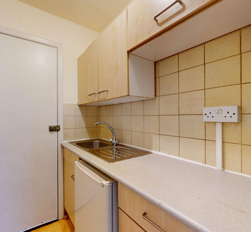 Property photo 2 of 7 Kitchen