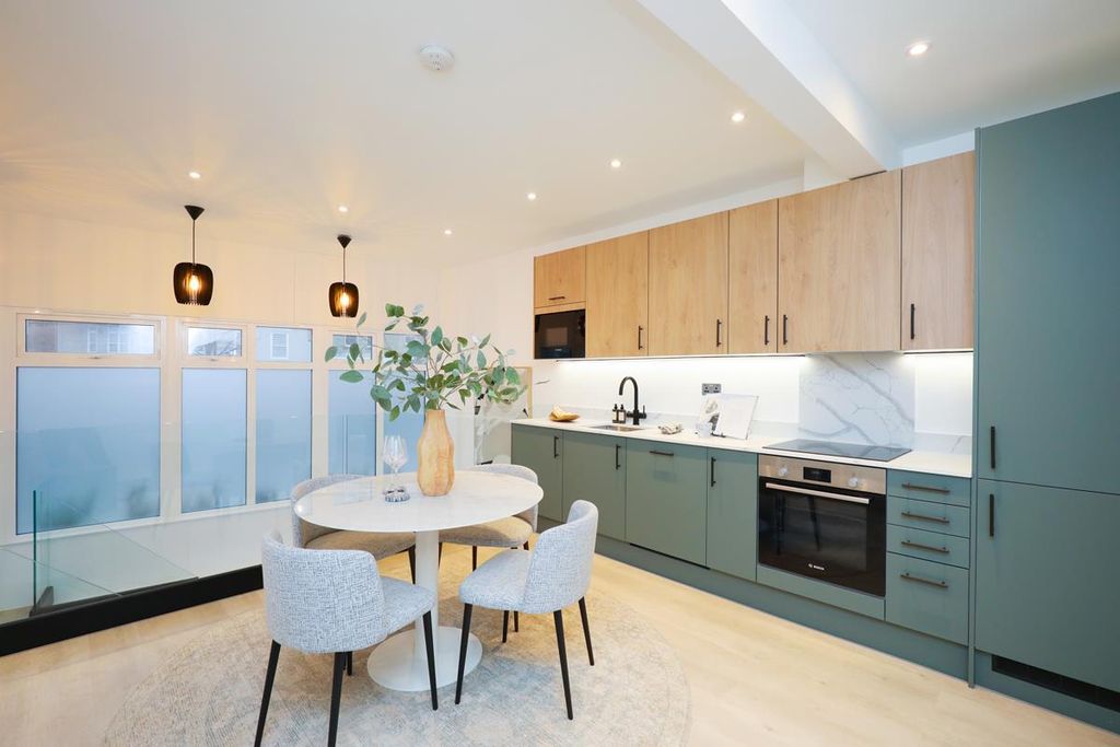 Property photo 3 of 9 Show Flat - Mitcham Rd Sw17 (15).Jpg