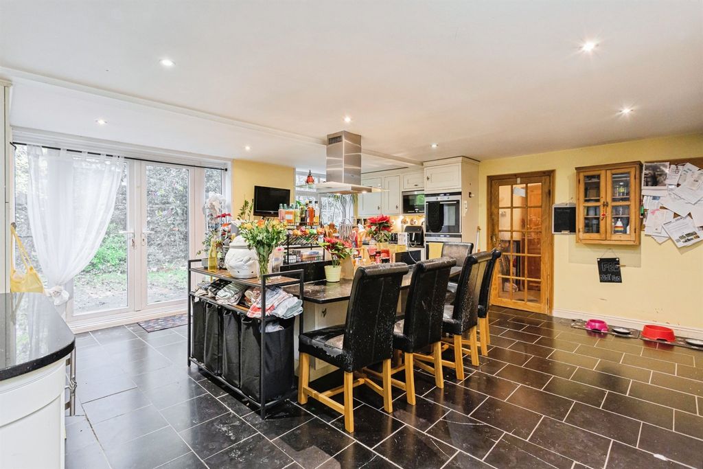 Property photo 3 of 21