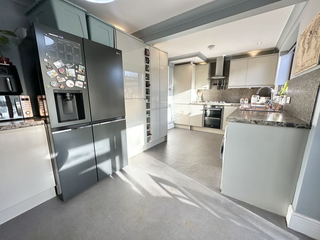 Property photo 2 of 28