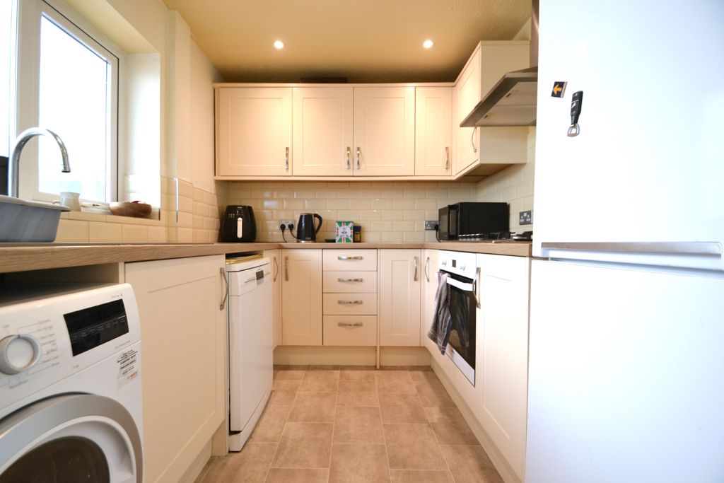 Property photo 3 of 14 Kitchen 2