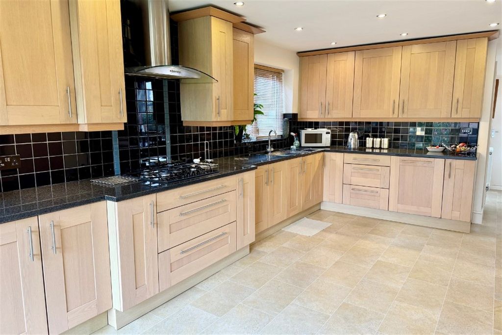 Property photo 3 of 30 Kitchen