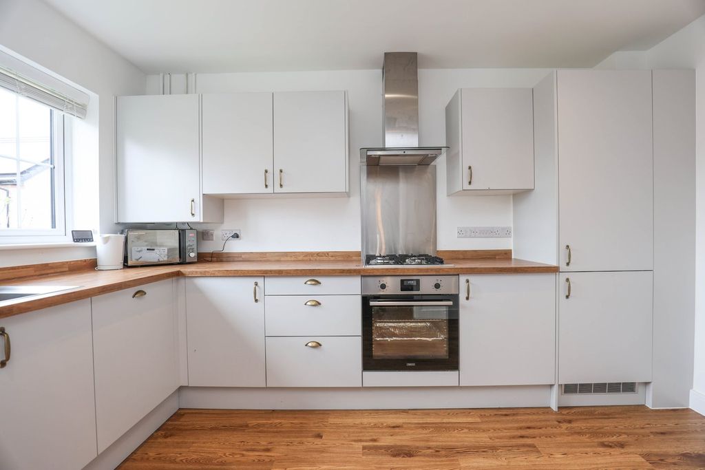 Property photo 3 of 17 Dining Kitchen