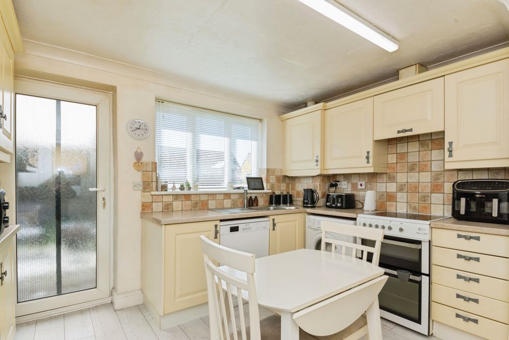 Property photo 2 of 12 Kitchen