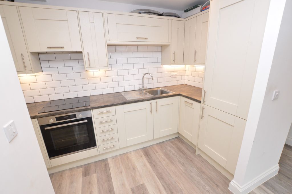 Property photo 3 of 9 Photo 6