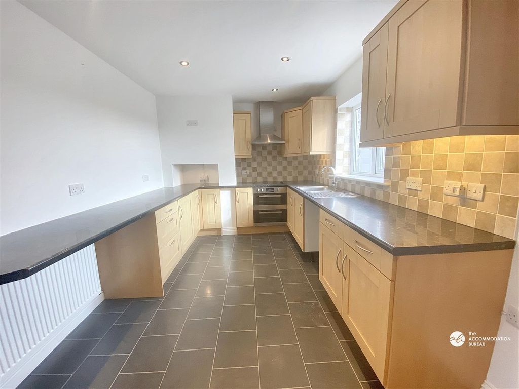 Property photo 3 of 18 Kitchen