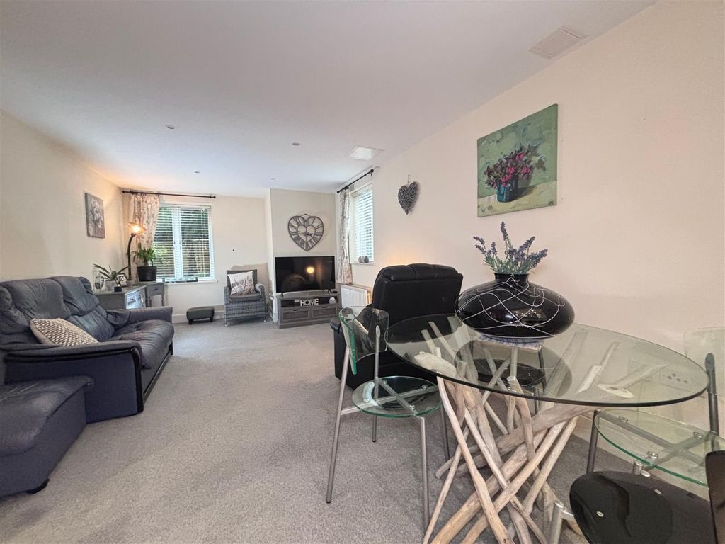 Property photo 3 of 13 Lounge.Jpg