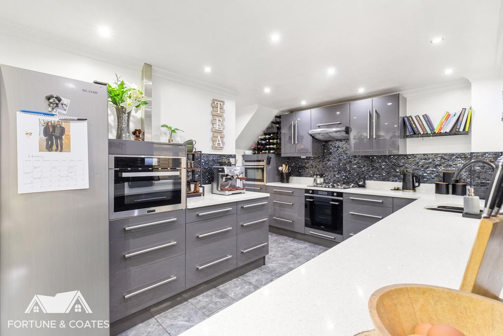 Property photo 2 of 36 Cartersmead_24.Jpg