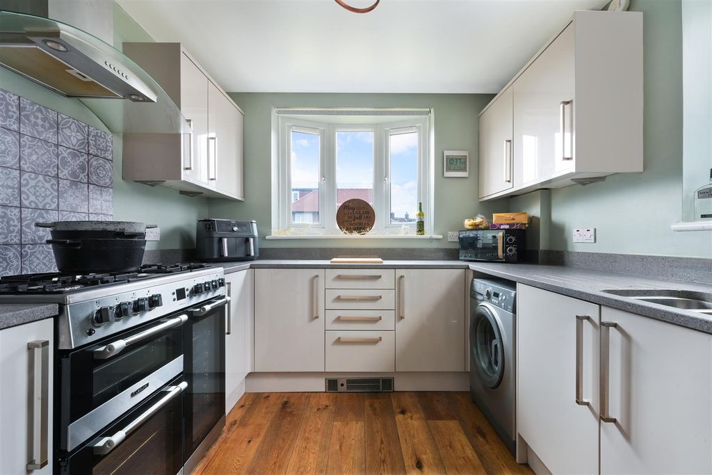 Property photo 1 of 20 Radstock Way (5).Jpg