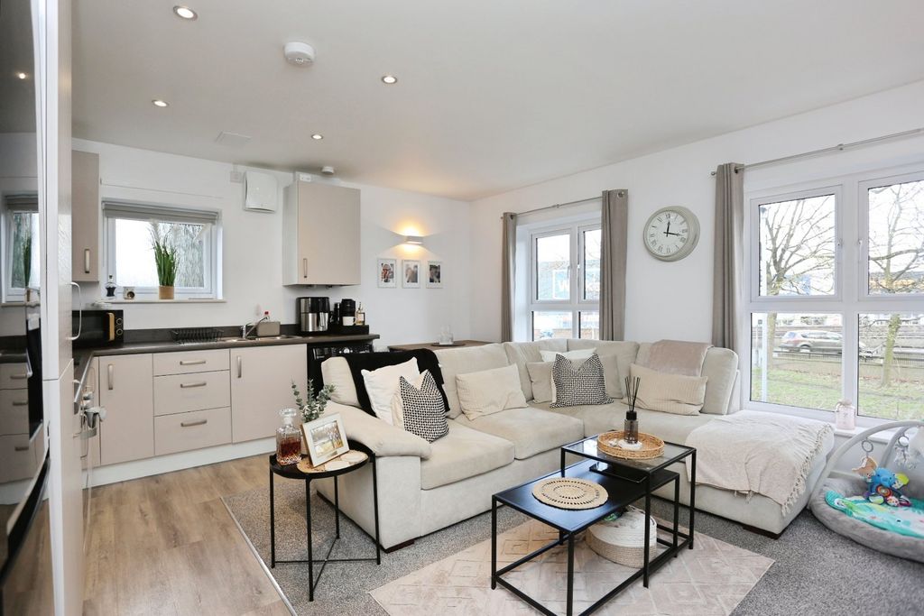 Property photo 2 of 21 Picture No. 15