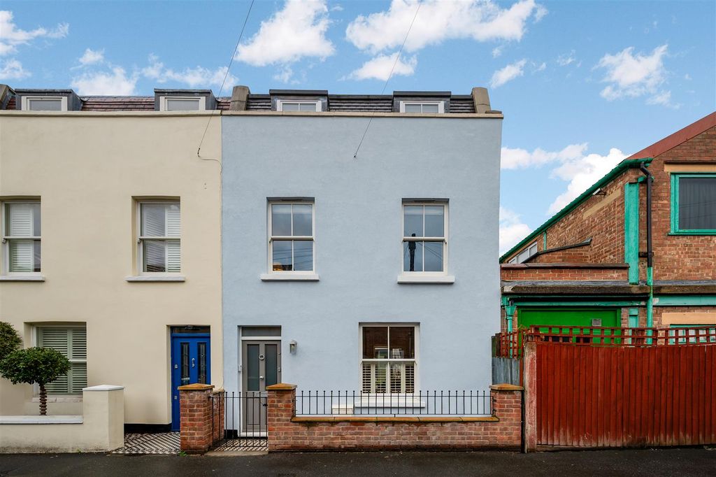 Property photo 1 of 12