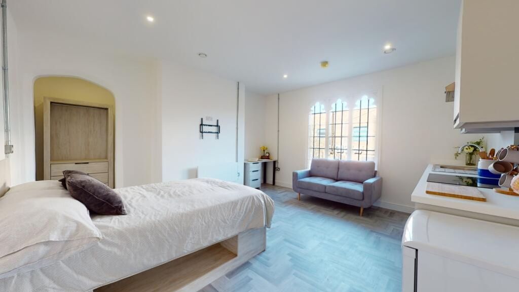 Property photo 1 of 5 A Spacious And Well-Lit Large Double Bedroom With ...