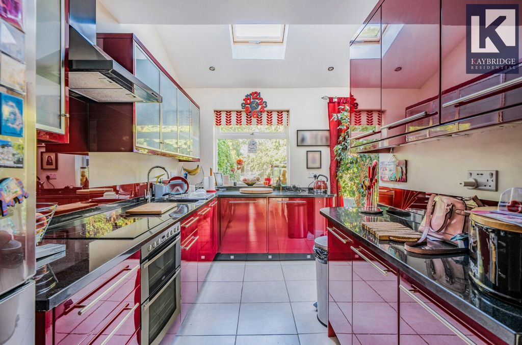 Property photo 2 of 16 Ewell Park Way