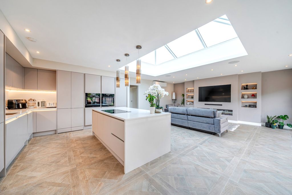 Property photo 3 of 28 1350226-9-68c30ee...