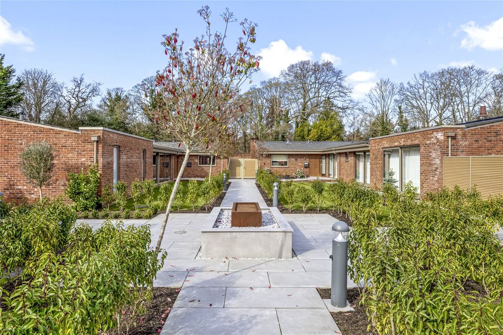 Property photo 2 of 22 Communal Gardens