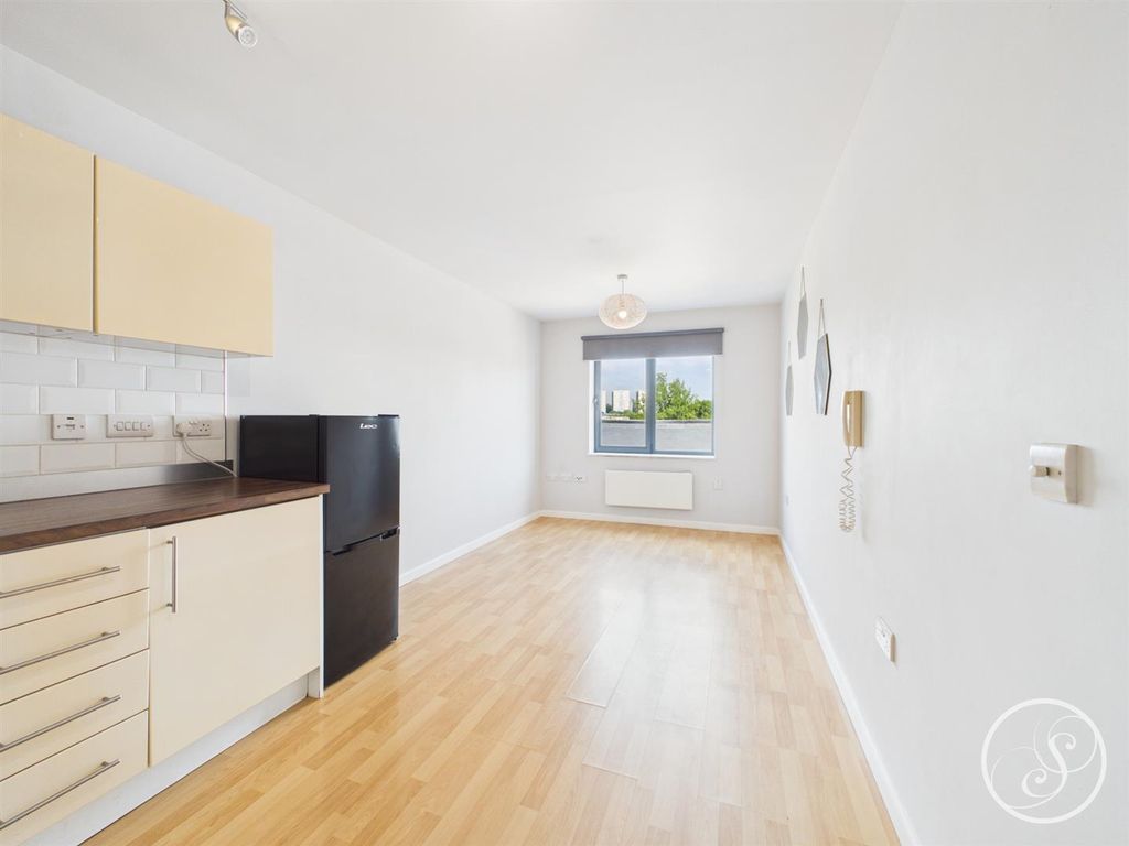 Property photo 3 of 10 Living Space