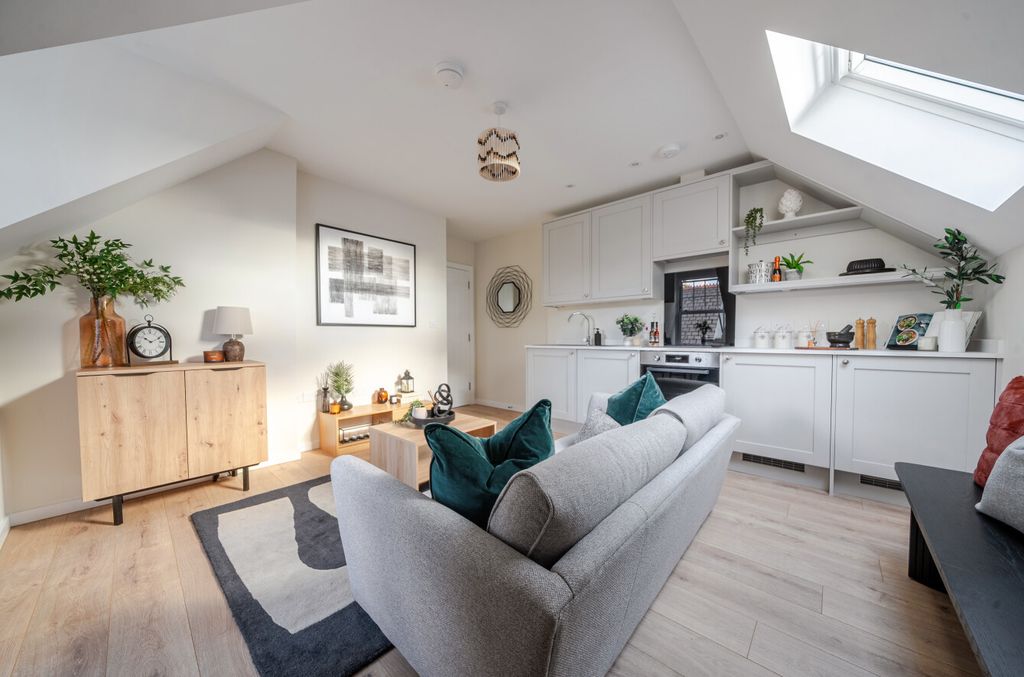 Property photo 2 of 11 1355498-22-68c410...