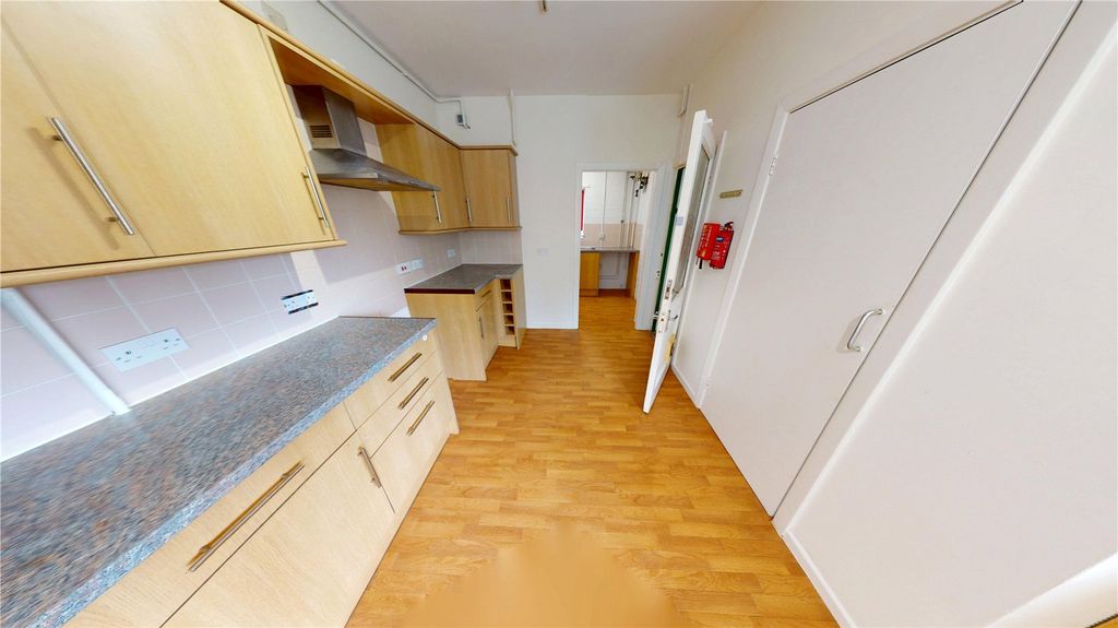 Property photo 2 of 18 Picture No. 28