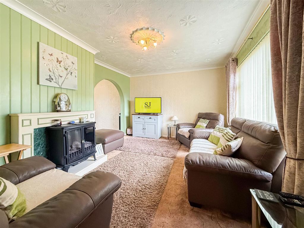 Property photo 3 of 16 Lounge