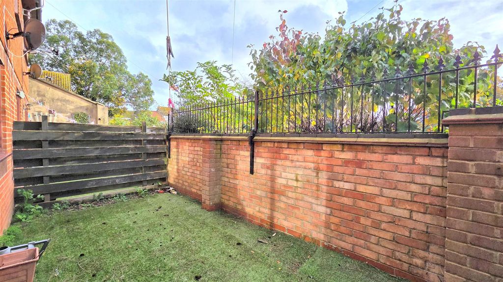 Property photo 3 of 8 Garden