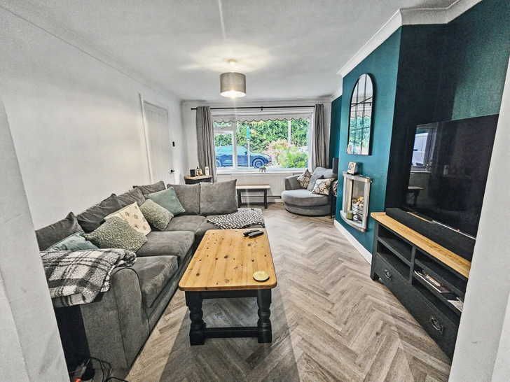 Property photo 3 of 12 Lounge