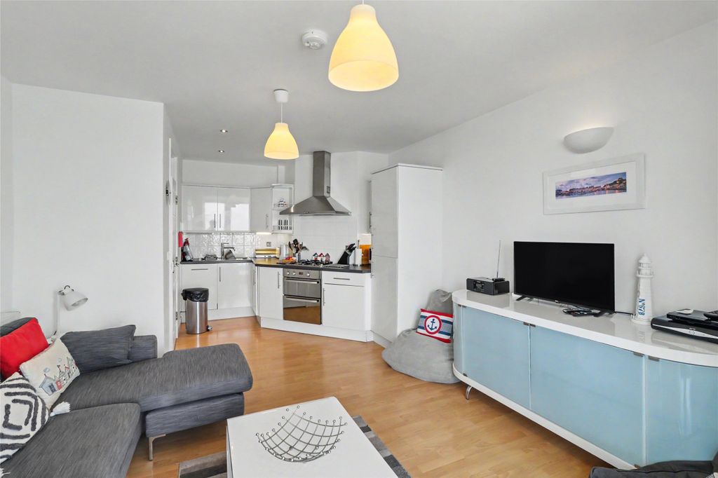 3 bed flat for saleCapstone Crescent, Ilfracombe, Devon EX34 photo 4