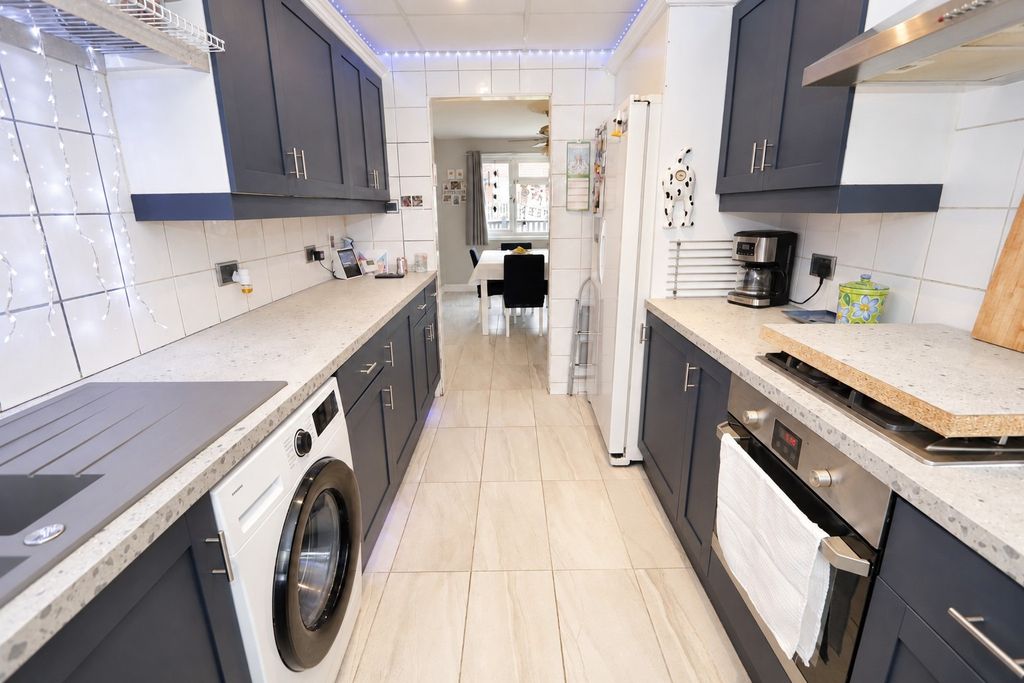 Property photo 2 of 19 5695243