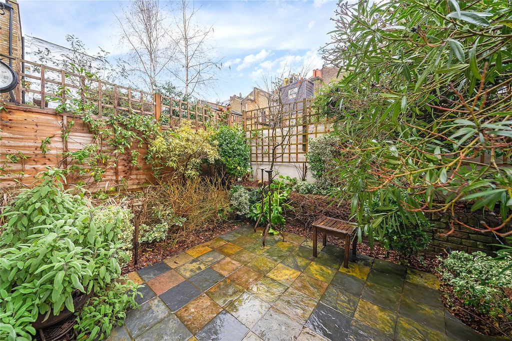 Property photo 3 of 13 Garden