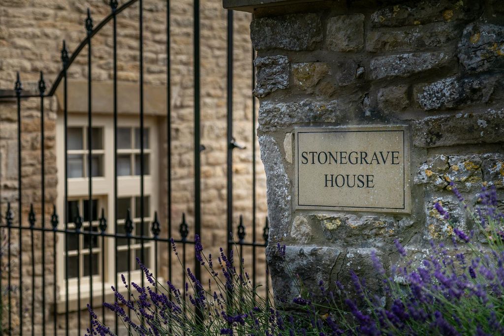 Property photo 2 of 33 Stonegrave House-146.Jpg