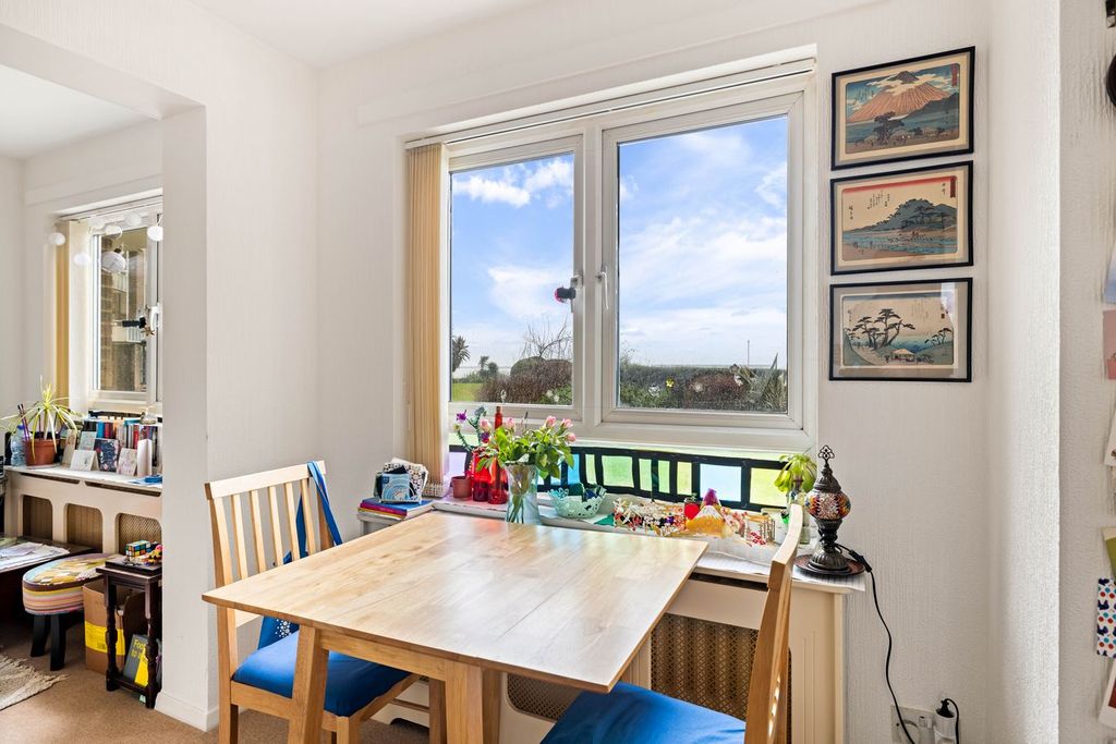 2 bed flat for saleThe Gateway, Dover CT16 photo 5