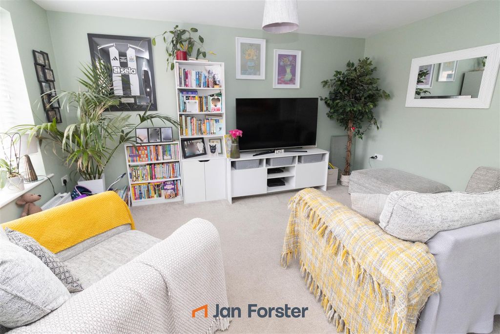 Property photo 2 of 11 Lounge