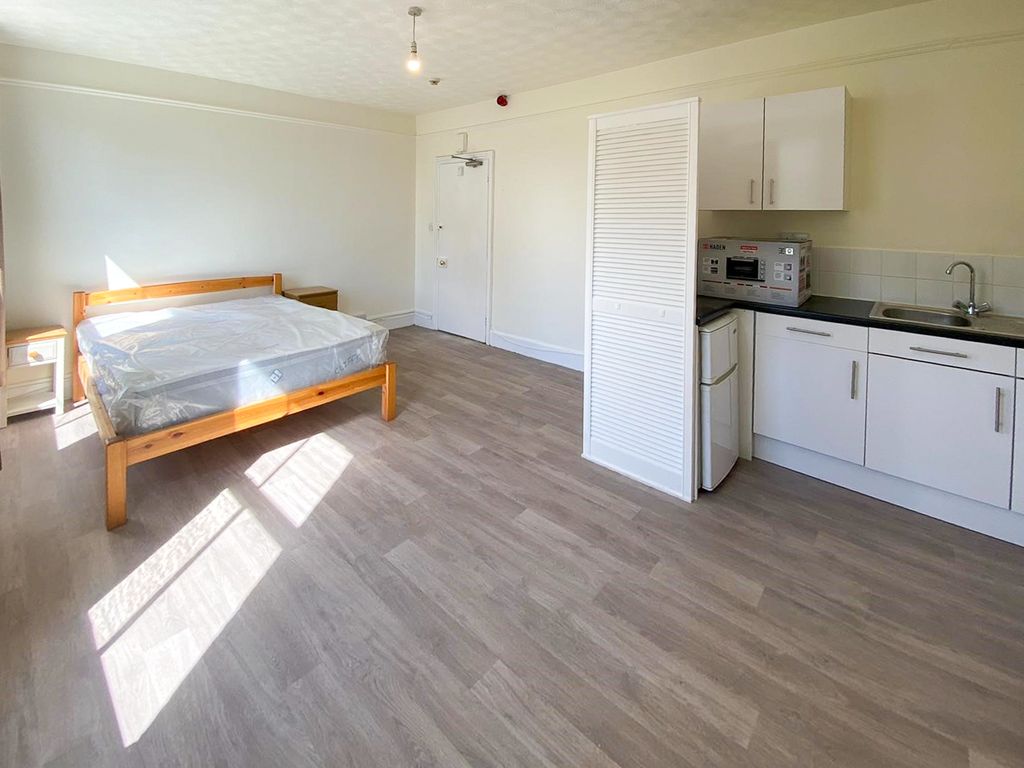 Property photo 2 of 5 Room  (4)